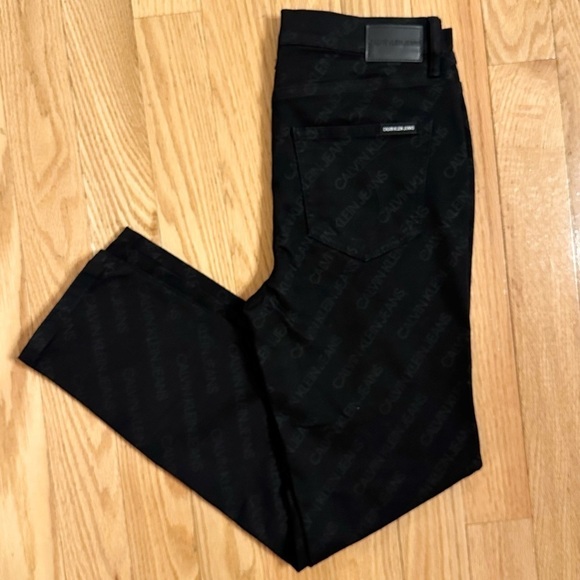 Calvin Klein Mid Rise Slim Straight Leg LOGO Print Denim Black Jeans NWT Sz 28 - Picture 2 of 8